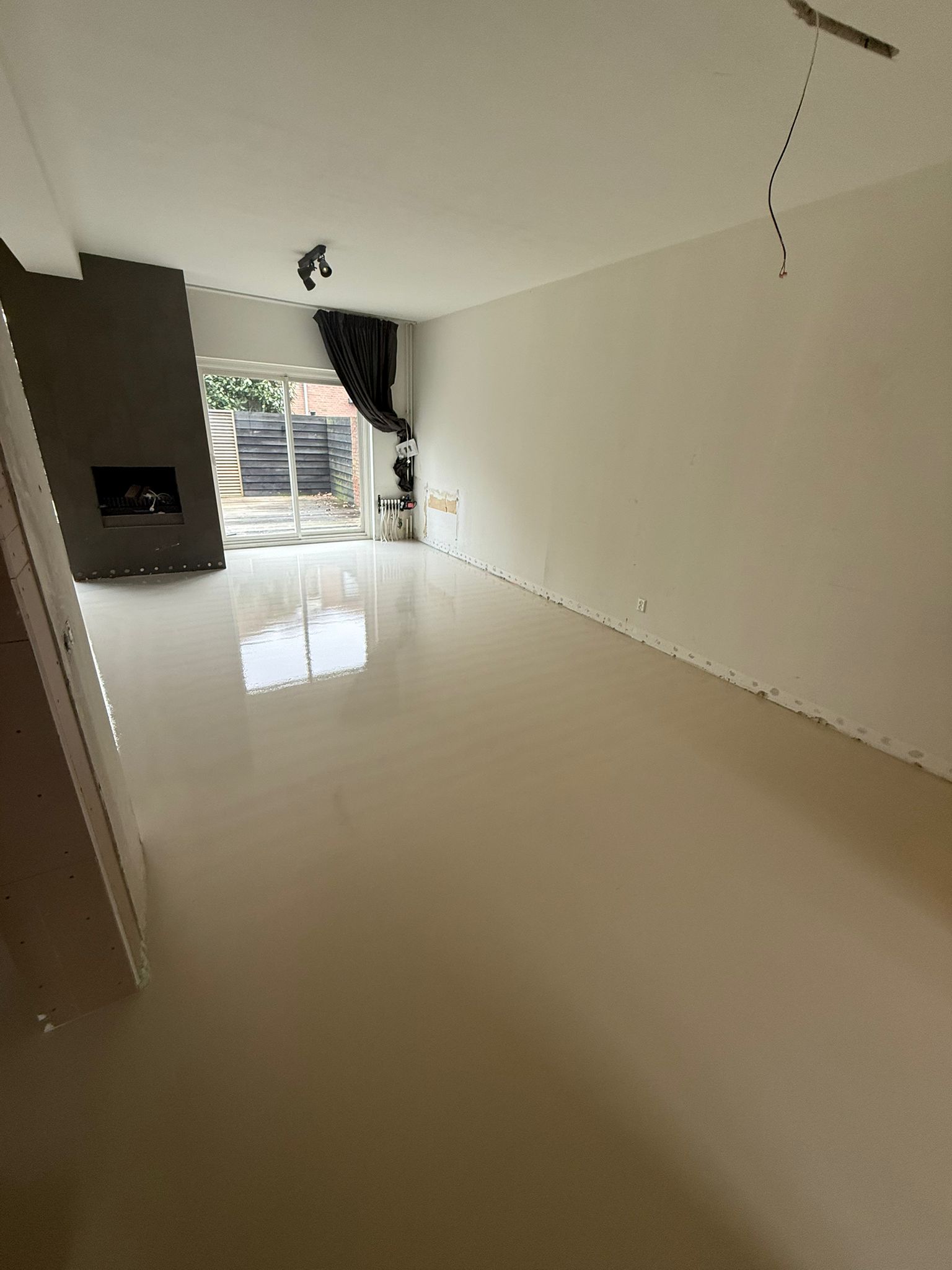 Tegelvloer egaliseren: zo maakt u uw vloer geschikt voor pvc