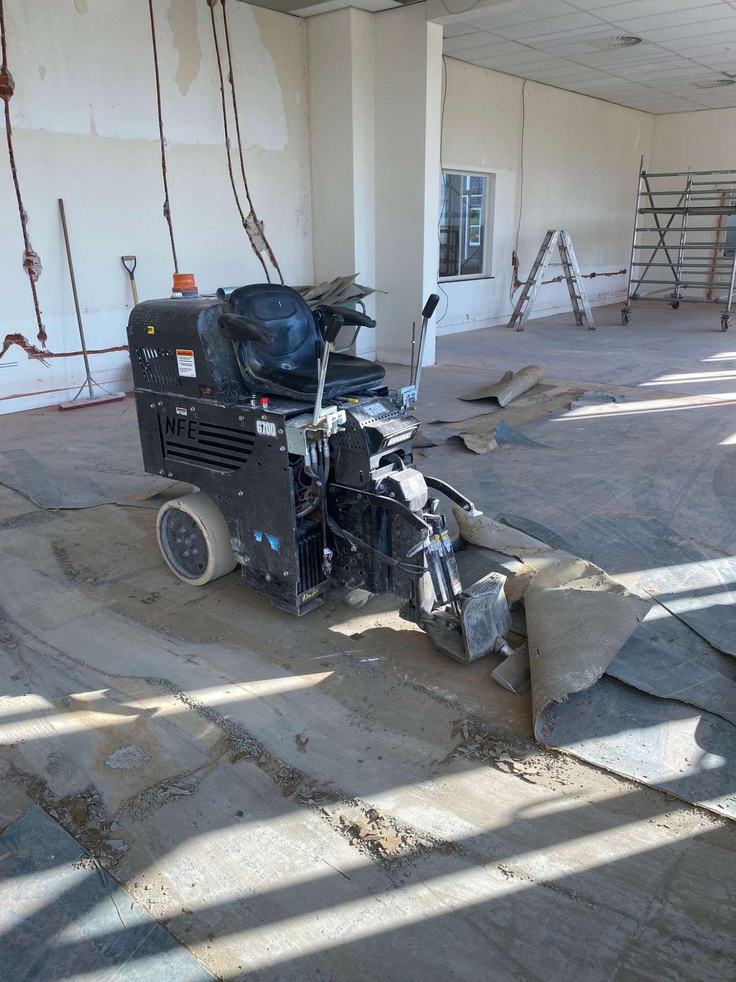 Linoleum verwijderen met machine