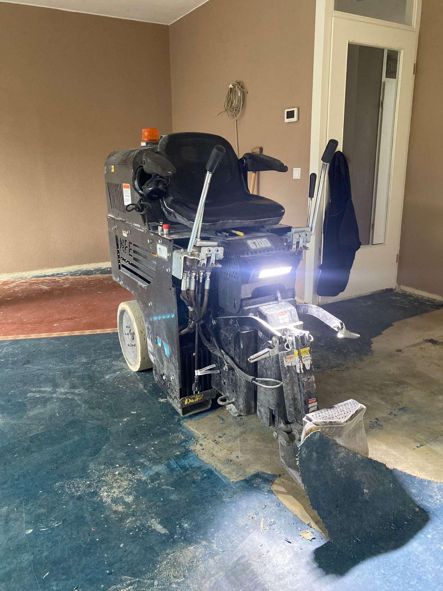 Marmoleum vloer verwijderen met een strip machine