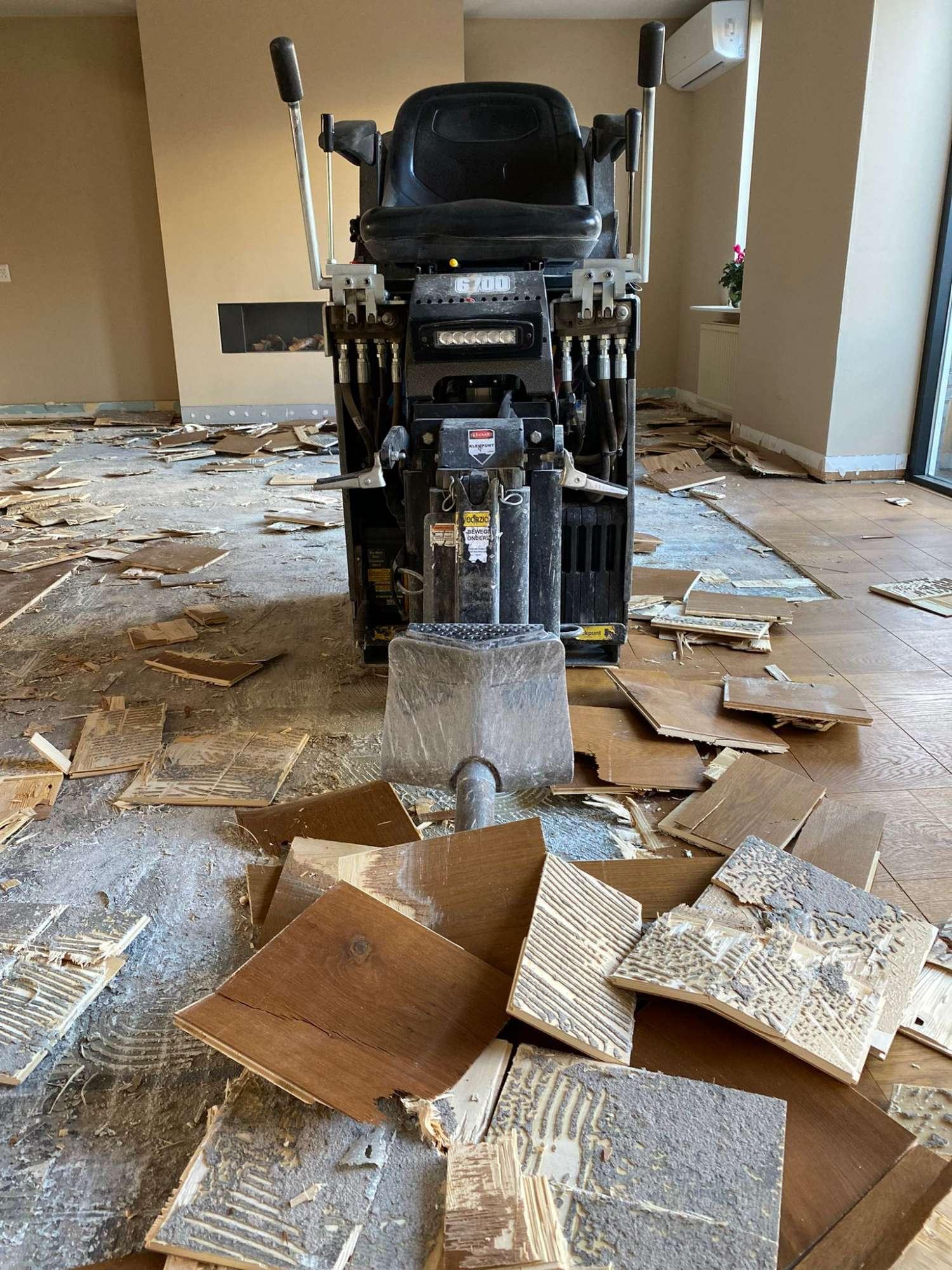 Houten vloer verwijderen met speciale machine