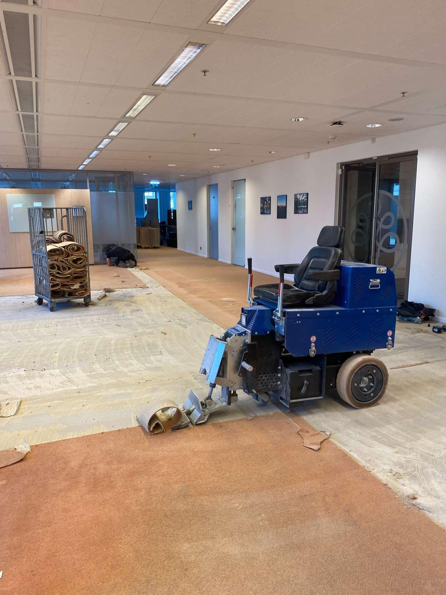 Ride on stripmachine die tapijt verwijdert