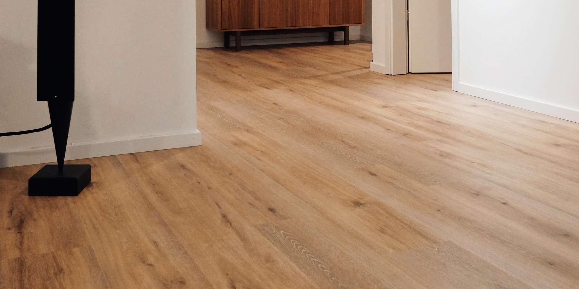 Houten vloer met gelegde vloerverwarming